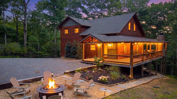 A cabin with a deck, outdoor seating, and a fire pit. - Spa, 2 Fireplaces, Game Rm, Firepit, Quiet Views (Epworth)