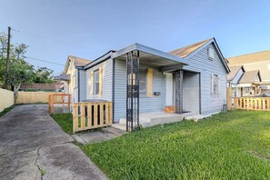 Ein eingeschossiges Haus mit Veranda, Garage und kleinem Vorgarten.