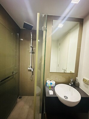 Dusche, Bidet, Handtücher, Seife