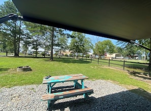 Outdoor dining - Lake Weiss Retreat Private Fenced RV Lot (Centre)