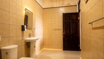 Family Suite | Bathroom | Soap, shampoo, toilet paper