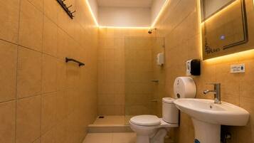 Quarto quádruplo luxo | Banheiro | Sabonete, shampoo, papel higiênico
