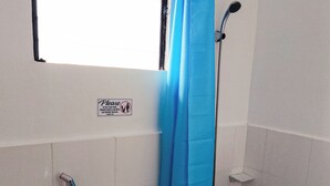Un bagno piccolo con il water, un lavandino e una doccia.