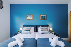 Iron/ironing board, Internet, bed sheets - The Cosy Corner | Stylish 1BR | Sleeps 4 | Wi-Fi (Staffordshire)