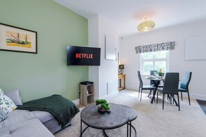 TV, video games, ping pong - The Cosy Corner | Stylish 1BR | Sleeps 4 | Wi-Fi (Staffordshire)