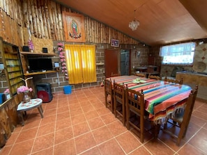 Chalé família, varanda, vista para o jardim | Opções para refeição