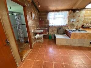 Chalé família, varanda, vista para o jardim | Banheiro
