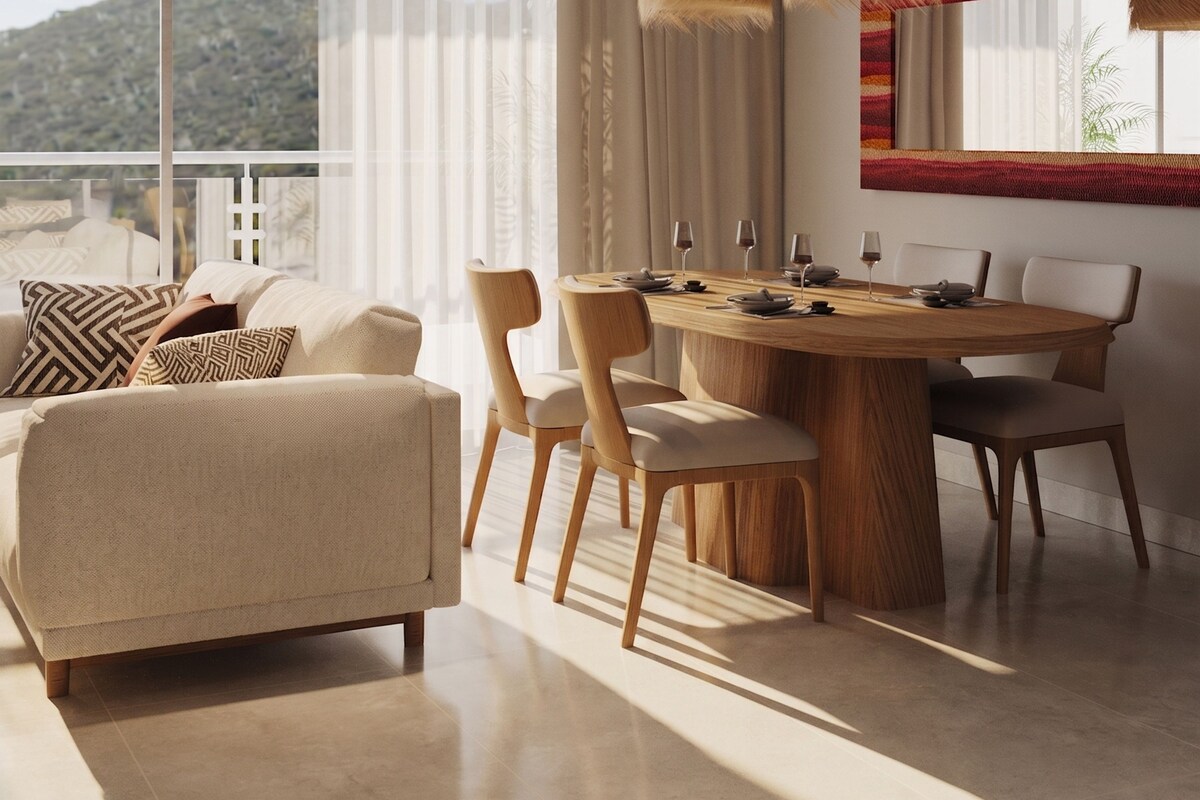Ein modernes Wohnzimmer mit einer Couch, einem Esstisch, Stühlen und einem großen Fenster mit Aussicht.