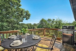 Outdoor dining - Boutique Farm| Highland Cow * Baby Goats * Bunnies (Cresco)