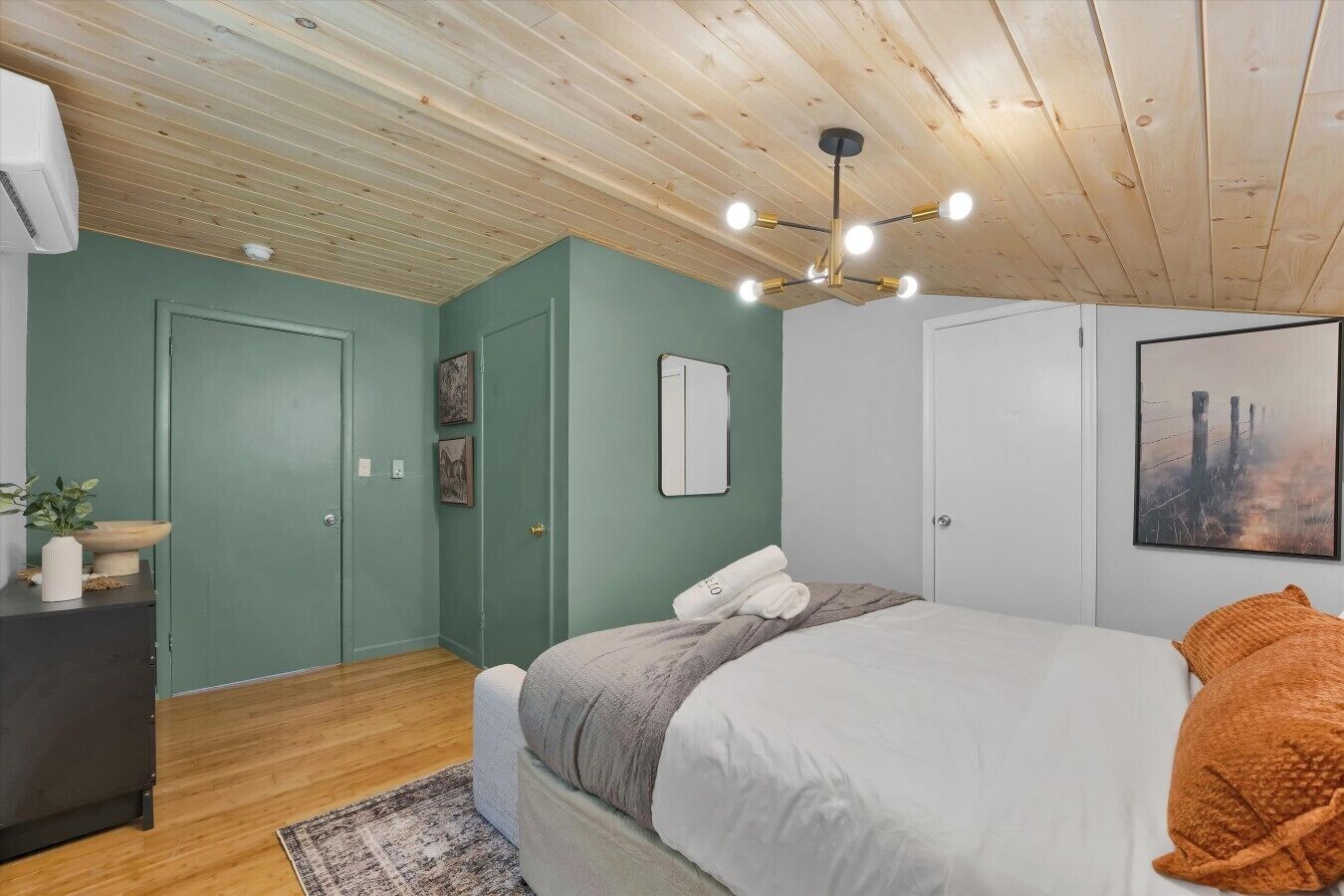 3 bedrooms, desk, iron/ironing board, travel cot