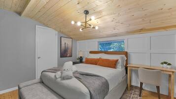 3 bedrooms, desk, iron/ironing board, travel crib