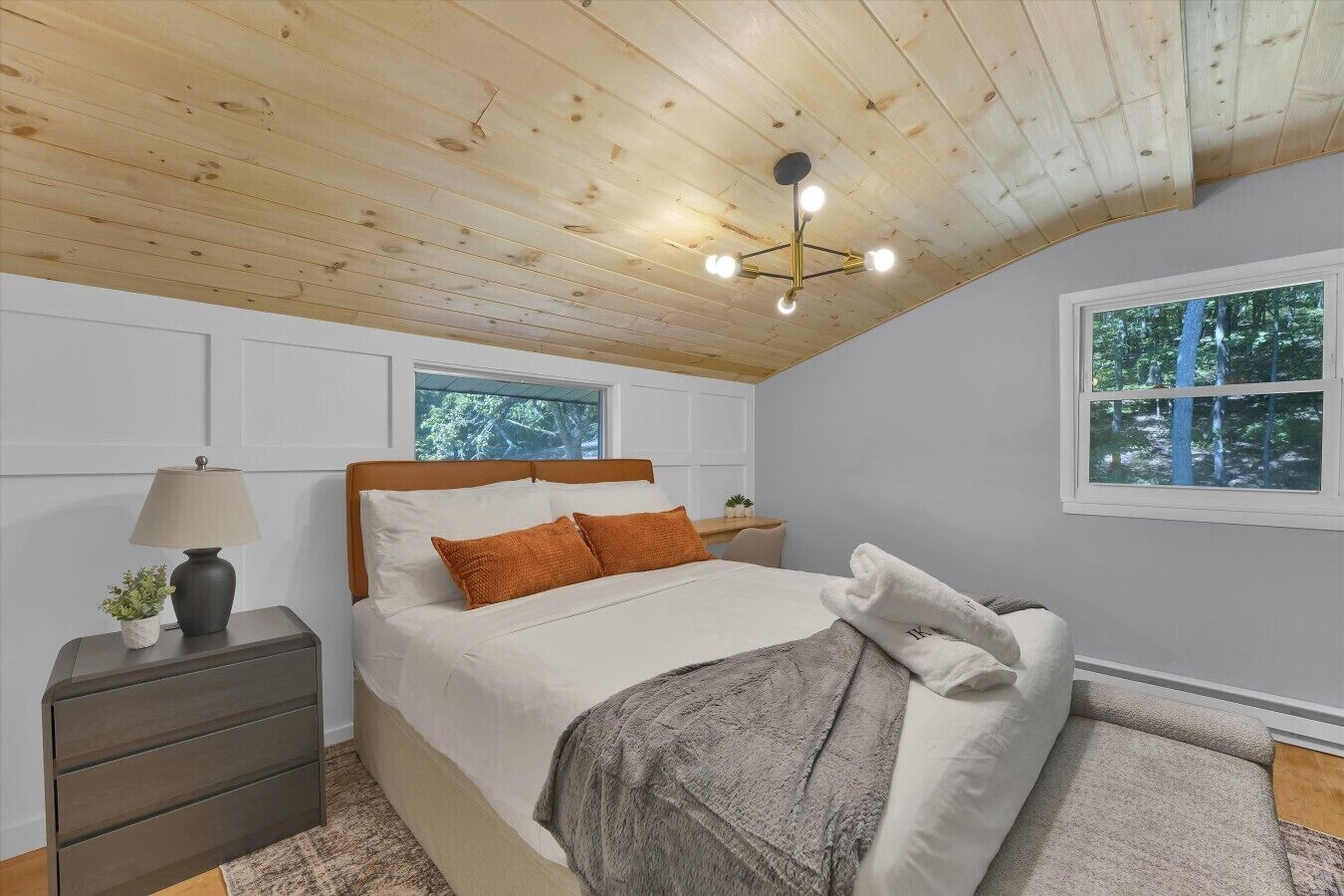3 bedrooms, desk, iron/ironing board, travel cot