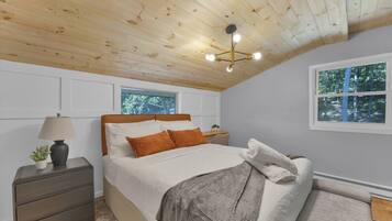3 bedrooms, desk, iron/ironing board, travel cot
