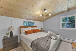 3 habitaciones, escritorio y tabla de planchar con plancha 