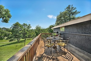Outdoor dining - Boutique Farm| Highland Cow * Baby Goats * Bunnies (Cresco)