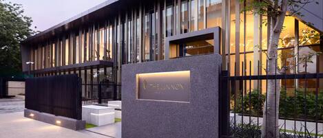 Un edificio moderno con un letrero que dice THELENNOX.