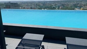 Piscina no terraço com vista para a cidade.