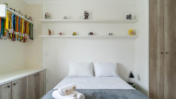 A neatly arranged bedroom with a bed, a nightstand, and a wardrobe. - Apart w/ BBQ in Condo w/ Pool Rmm0206 (Florianópolis)