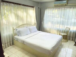 In-room safe, desk, laptop workspace, blackout curtains - Dorkkhaiythonghotel (Sheekod)