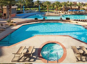 Una piscina al aire libre, una piscina climatizada