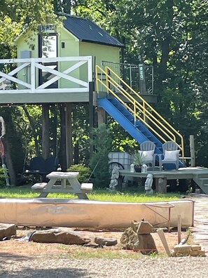 Outdoor dining - Cozy treehouse ! Close to area lakes !Great kids experience !Or adult ! Fire pit (Lavon)