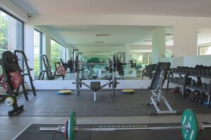 Ein Fitnessstudio mit Gewichte, Laufbändern und Hanteln.