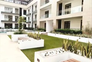 Property grounds - Urban Studio+BigComfy Bed+EmbsyGdns, Cantonments (Accra)