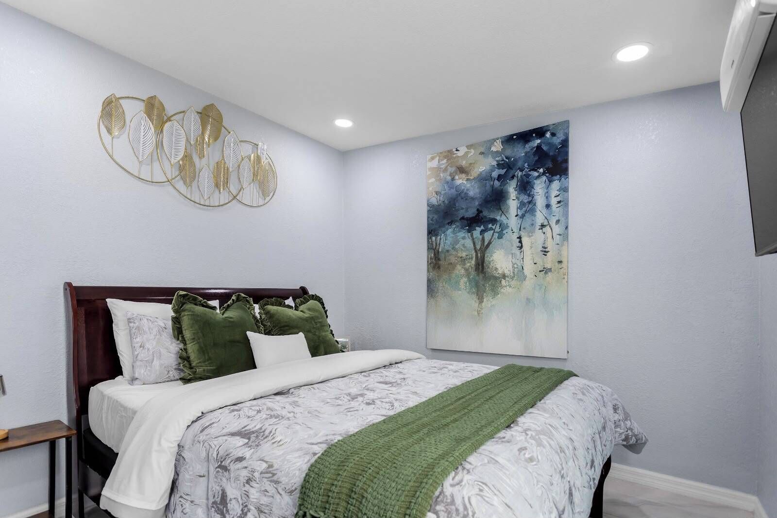 2 bedrooms, iron/ironing board, internet, bed sheets