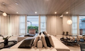 Uma sala de estar moderna com um sofá, uma mesa de centro e um espaço de jantar.