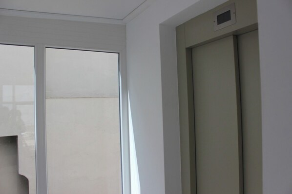 A room with a sliding door and a wall-mounted air vent. - Palacio Mambrilla (Valladolid)