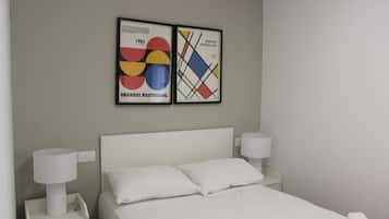 Een hotelkamer met een bed, twee bedlampjes en twee abstracte kunstwerken in lijsten aan de muur.