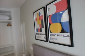 Dos obras de arte abstracto enmarcadas sobre una pared.