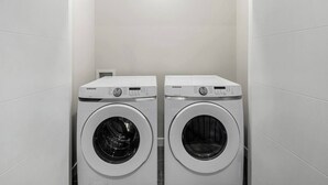 Interior - 3 King Beds | Min to UofC | Up and Down Combo (Calgary)