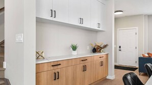 Interior - 3 King Beds | Min to UofC | Up and Down Combo (Calgary)