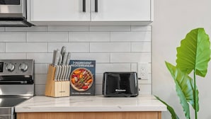 Private kitchen - 3 King Beds | Min to UofC | Up and Down Combo (Calgary)