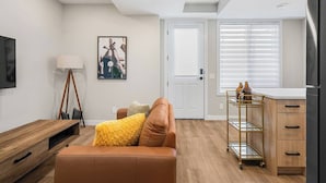 Living area - 3 King Beds | Min to UofC | Up and Down Combo (Calgary)