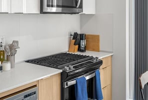Wasserkocher mit Kaffee-/Teezubehör, Kühlschrank, Mikrowelle, Ofen