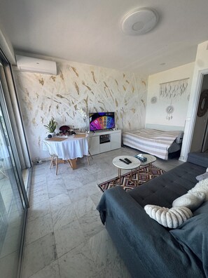 Room - Studio facing the sea, Promenade des Anglais (Nice)