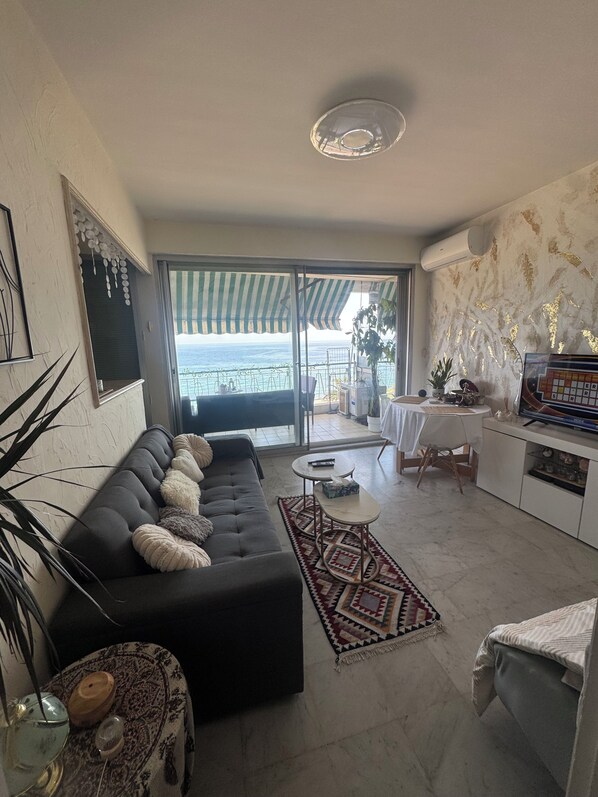 Living area - Studio facing the sea, Promenade des Anglais (Nice)