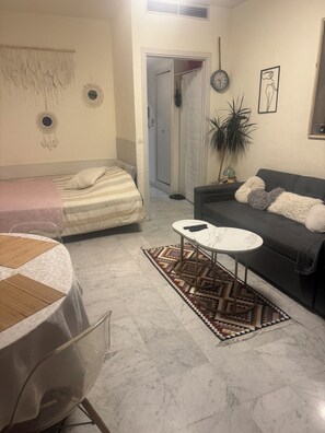 Interior - Studio facing the sea, Promenade des Anglais (Nice)