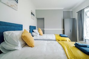 A hotel room with two beds, a wardrobe, and a window with curtains. - Sleeps 5, Free Parking, Stylish Spacious Home (Kingston upon Hull)