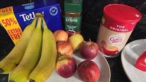 A plate with bananas, apples, and a box of Tetley tea bags. - Private & Charming Annex. Wi-Fi, Free parking, 15 min to Swindon Designer shops. (Highworth)
