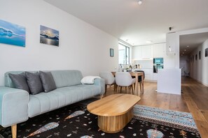 Ein stilvoller Wohnbereich mit Sofa, Couchtisch und Essplatz.