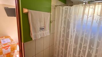 Comfort-Doppelzimmer, Balkon, Stadtblick | Badezimmer | Dusche, Handtücher, Seife, Toilettenpapier