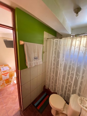Kahden hengen comfort-huone, parveke, kaupunkinäköala | Kylpyhuone | Suihku, pyyhkeet, saippua, vessapaperi