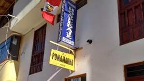 Un bâtiment sur lequel on peut lire une enseigne indiquant qu’il s’agit d’un hôtel appelé « PUMAMARKA ».