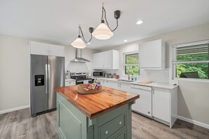 Private kitchen - 4 Beds+2.5 Baths+Kitchen+Backyard+Private Parking (Durham)
