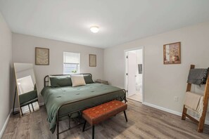 Desk, WiFi (free), bed sheets - 4 Beds+2.5 Baths+Kitchen+Backyard+Private Parking (Durham)