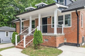 Exterior detail - 4 Beds+2.5 Baths+Kitchen+Backyard+Private Parking (Durham)