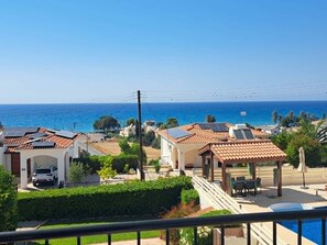 A coastal residential area with houses, a swimming pool, and a view of the sea. - Villa Ella - peaceful detached villa close to beach and mountains - Sleeps 6 (Argaka)